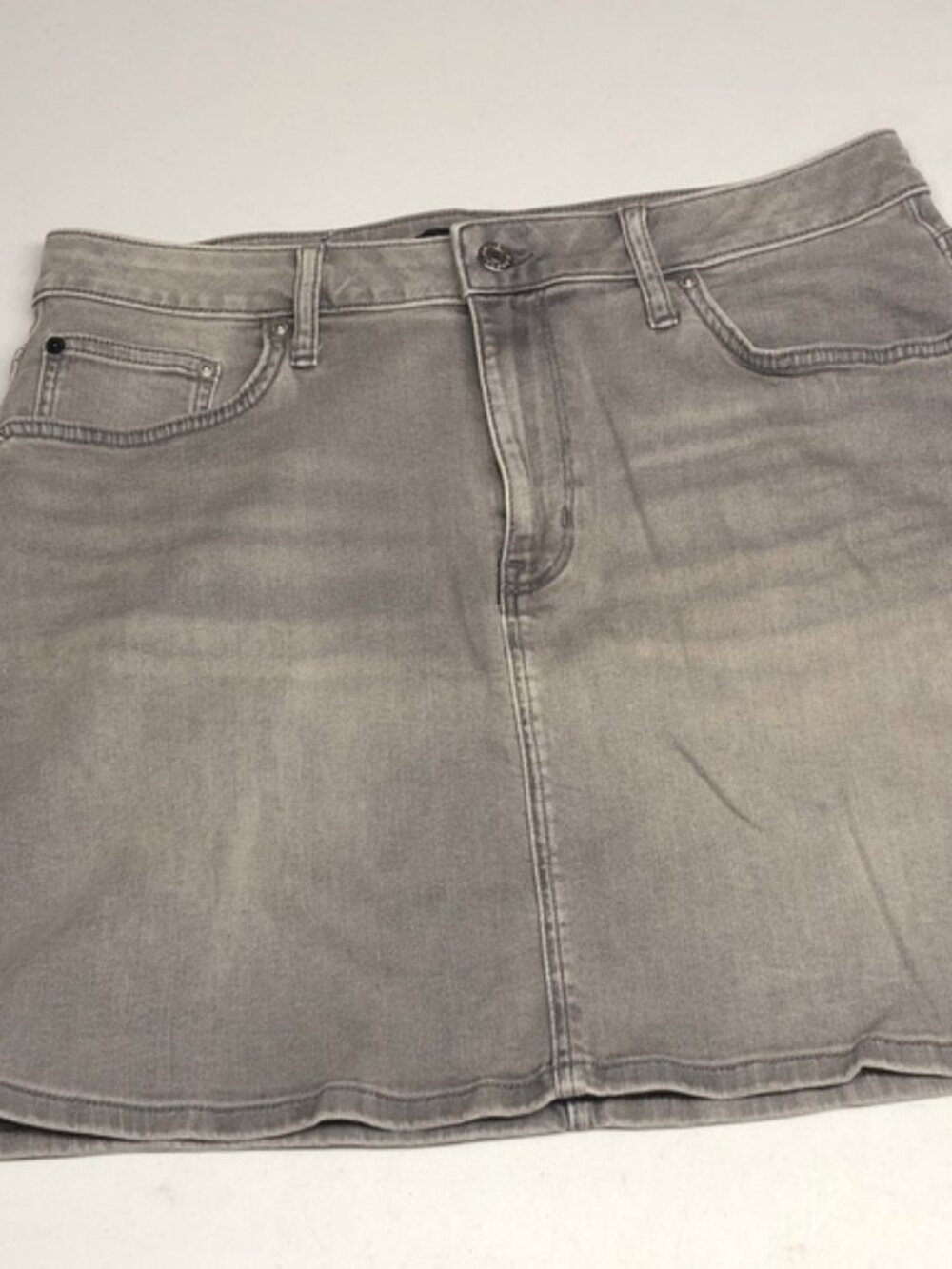 CALVIN KLEIN GRAYWASH JEAN SKIRT W14/32 L 16⭐️